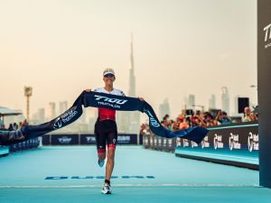 الأميركي بيرسون والسويسرية ديرون بطلا المحترفين في "ترايثلون دبي T100"