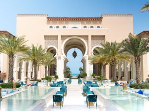 منتجع ريكسوس بريميوم جزيرة السعديات يرحّب بعودة موسم الشتاء والطقس الجميل