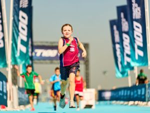 "دبي T100" تنظم سباق الأكواثلون المدرسي الأول من نوعه بمشاركة تاريخية لـ 600 طالب من جميع أنحاء الإمارات