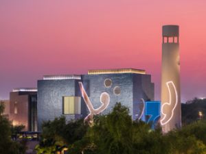 جولة فنية في "لوح وقلم: متحف مقبول فدا حسين" في قلب المدينة التعليمية