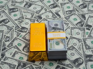 الذهب ينخفض مع ارتفاع الدولار وتراجع توقعات خفض أسعار الفائدة