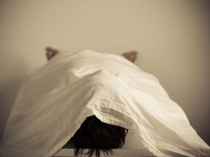 انهيار أُم بعد إصدار حكم مغتصب إبنتُها