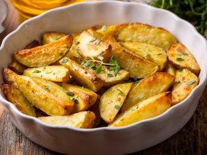أطباق شتوية: بطاطس مشوية بالروزماري والثوم