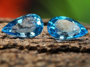 ديسمبر بألوان الأحجار الكريمة: التنزانيت والزركون والفيروز