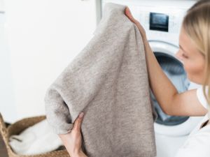 طرق تخزين الملابس الصوفية والعناية بها مع بدء الشتاء والأمطار