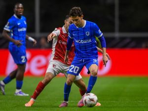 موهبة جينك على رادار تشيلسي وسط منافسة أوروبية شرسة