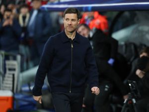 ألونسو يوضح موقفه ويتحدث عن الجماهير والجدل التحكيمي