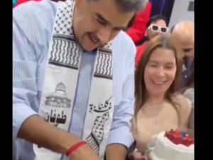 مادورو يحتفل بعيد ميلاده بكوفية فلسطينية