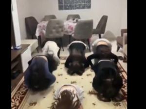 سخرية فتيات من الصلاة تشعل غضبًا واسعًا في تركيا