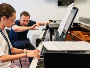 يخوض طلاب أكاديمية قطر للموسيقى التابعة لمؤسسة قطر رحلة تعليمية مُلهمة في مدرسة رينا صوفيا للموسيقى في إسبانيا