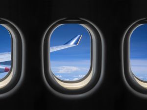  محاولة فتح باب الطائرة أثناء التحليق