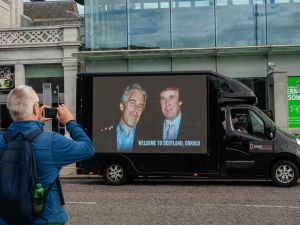 بالصور... ديمقراطيون ينشرون صورا لجزيرة أبستين