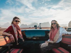 الملكة رانيا والأميرة سلمى بالشماغ الأحمر في وادي رم