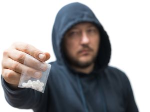 ما هي العلامات التي تظهر على متعاطي المخدرات؟