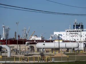 Venezuela banks $300M from first U.S. brokered oil sale 