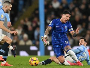 تشيلسي الجريح يحل ضيفًا على مانشستر سيتي في ظل غياب مدربه