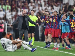 فليك يرسخ زعامته على إسبانيا ويقود برشلونة للقب جديد