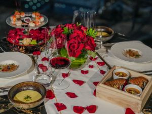 مطعم "ذا هاشي" في ريكسوس مارينا أبوظبي يحتفي بيوم الحبّ مع عشاءٍ فاخر بين السحاب