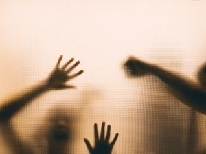  حبس رجل أعمال ومدير دار رعاية أيتام بتهمة "الاتجار بالبشر"