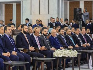 الرئيس السوري أحمد الشرع والمبعوث الأمريكي الخاص لسوريا توماس باراك، إلى جانب وزير الخارجية السوري، خلال اجتماع في دمشق حول سوريا بعد سقوط الأسد.