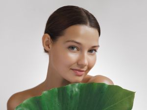 لماذا تبدو بعض الفتيات أكبر من عمرهن؟ الأسباب الخفية التي لا ننتبه لها