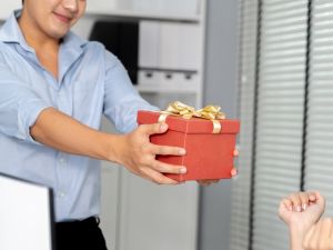هدايا عيد الحب في بيئة العمل: لمسات راقية تحافظ على المهنية