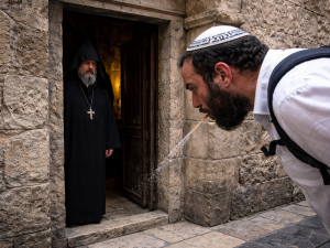 حين تتحول الإساءة إلى عادة: بصق أمام الأديرة في القدس