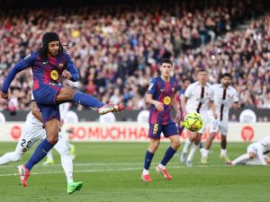 مستقبل كوندي مع برشلونة محل تساؤل