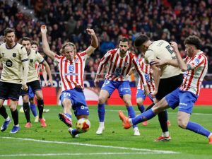 لجنة الحكام توضح سبب إلغاء هدف برشلونة أمام أتلتيكو
