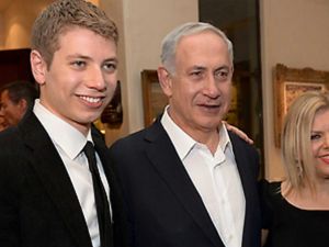 يائير نتنياهو يعتدي على والده