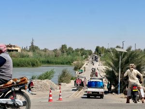 جسر ترابي مؤقت فوق نهر الفرات يربط بين مناطق سيطرة الحكومة السورية وقوات "قسد" في دير الزور، 12 سبتمبر 2025.(shutterstock)