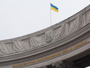 كييف، أوكرانيا – 31 يناير 2020: العلم الأوكراني على مبنى في كييف.