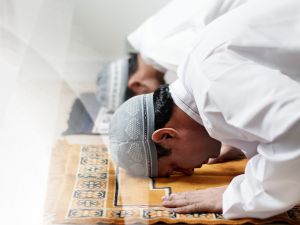 ماذا يحدث لجسمك وعقلك أثناء السجود؟