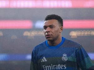 خلاف بين معسكر مبابي وريال مدريد حول الجدول الزمني للتعافي