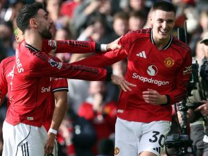 سيسكو يخطف الأضواء في أولد ترافورد