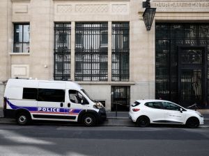 Paris police stop bomb attack outside bank of America