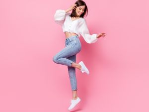 البنطلون الضيق Skinny Jeans يعود ليتصدر موضة ربيع 2026