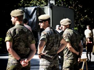 إشبيلية، إسبانيا - 30 مايو 2019: صورة لجنود إسبان أثناء أداء مهام الرقابة خلال يوم القوات المسلحة في إشبيلية، إسبانيا.