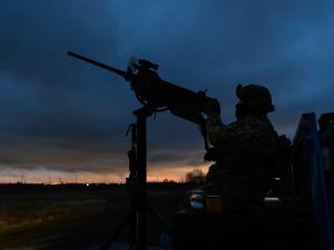 وحدة دفاع جوي للقوات المسلحة الأوكرانية، تُعرف باسم صائدي الطائرات المسيّرة، في موقع…