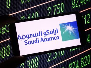 أرامكو تحول شحنات نفط مؤقتًا إلى ميناء ينبع