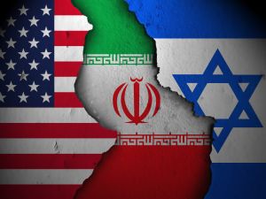 علم إيران بين أمريكا وإسرائيل 