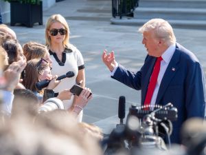  من الأرشيف -واشنطن العاصمة، الولايات المتحدة، 25 يوليو 2025: الرئيس دونالد ترامب يتحدث إلى وسائل الإعلام قبل صعوده إلى المروحية الرئاسية "مارين ون" في طريقه إلى اسكتلندا.