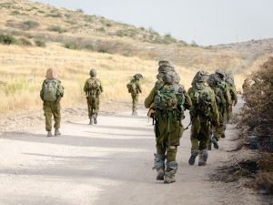 جنود إسرائيليون مقاتلون من فرقة مكافحة الإرهاب يعودون على طريق حصوي مع بزوغ أول ضوء النهار بعد عملية ليلية ناجحة في جنوب لبنان.