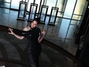 إطلالة إلهام علي تتألق في زفاف نجل فنان العرب محمد عبده