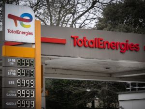 Oil hits $104, up 8% on Trump Iran blockade move