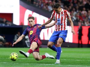 موعد مباراة برشلونة وأتلتيكو مدريد، القنوات الناقلة، والتشكيل المتوقع في قمة إسبانية أوروبية