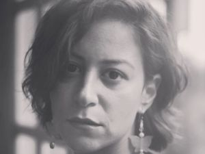 الحزن يخيم على منة شلبي بعد وفاة والدها