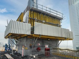 عزيزي للتطوير العقاري و"دوكا" تتعاونان لتنفيذ مبنى مواقف متطور لـ "برج عزيزي"