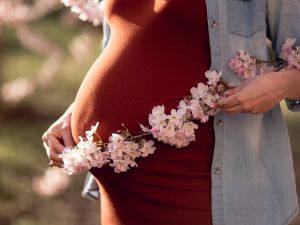 هل يؤثر اللوز الأخضر على الحامل؟