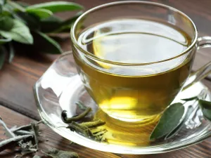 قبل أن تشربي الميرمية… تعرّفي على أسرارها الصحية أولًا